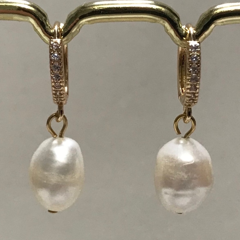 Kate Middleton Handmade Replica Earrings, Gold Rhinestone Hoops & Real Pearls - Picture 4 of 13